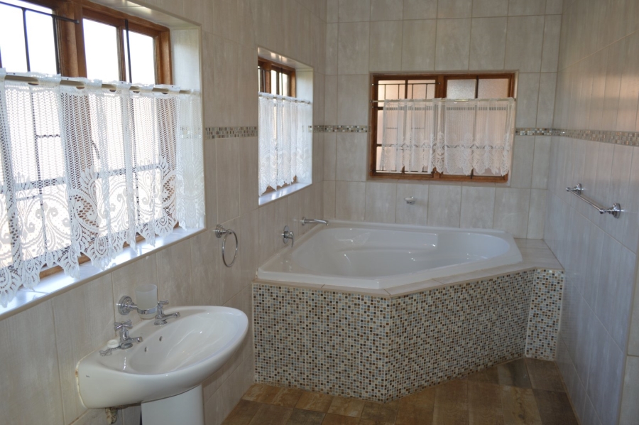 6 Bedroom Property for Sale in Flamwood North West